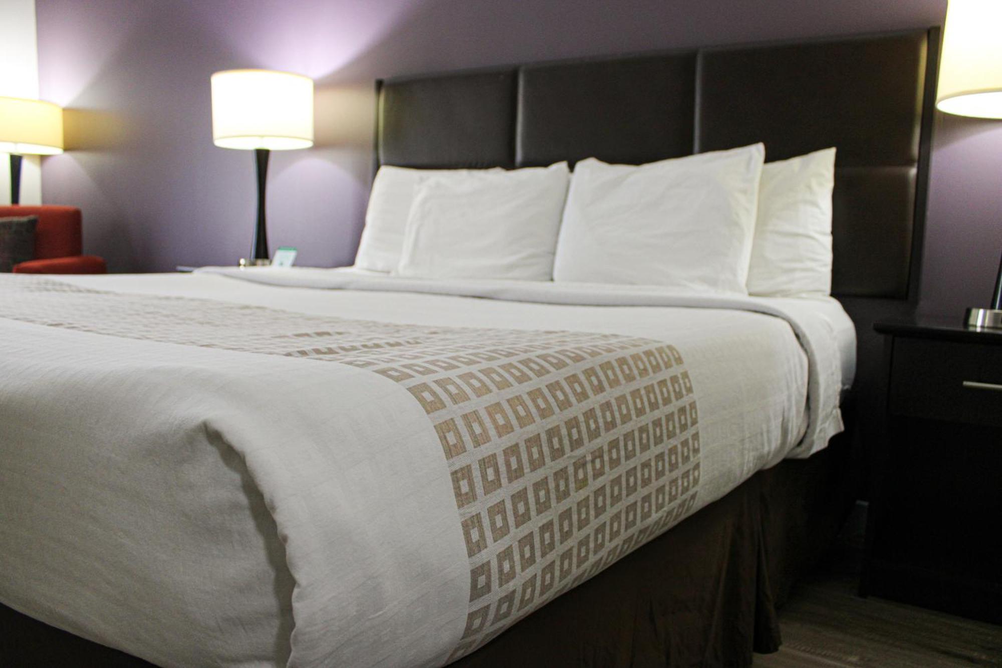 Parkwood Inn & Suites Манхэттен Экстерьер фото