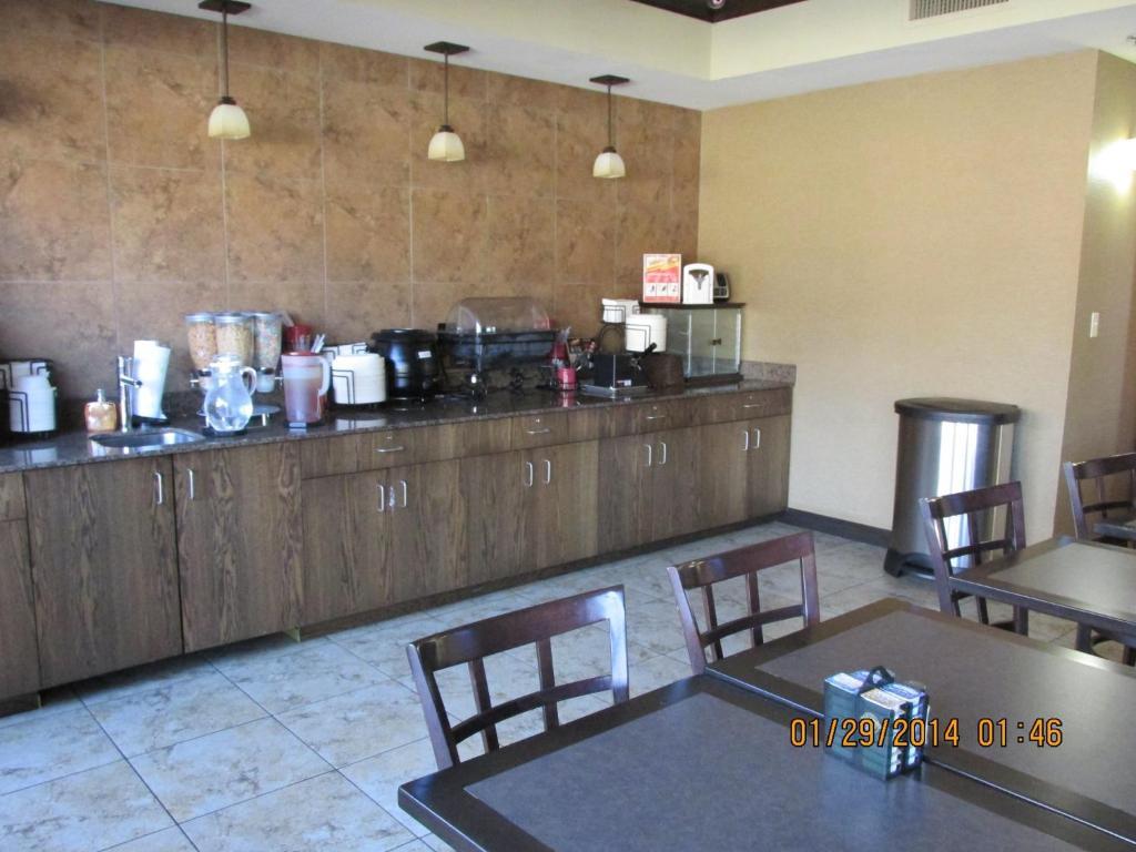 Parkwood Inn & Suites Манхэттен Экстерьер фото